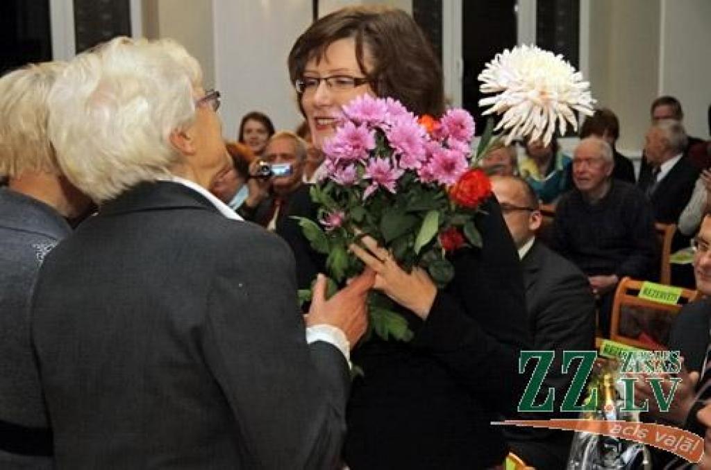 Jauktā kora «Zemgale» jubilejas koncerts sestdien notika tai pašā zālē, kur pirms 50 gadiem tā pirmais mēģinājums – Jelgavas Valsts ģimnāzijā (toreiz gan to sauca par 2. vidusskolu). 1961. gadā pie diriģenta pults bija Imants Kokars, 2011....