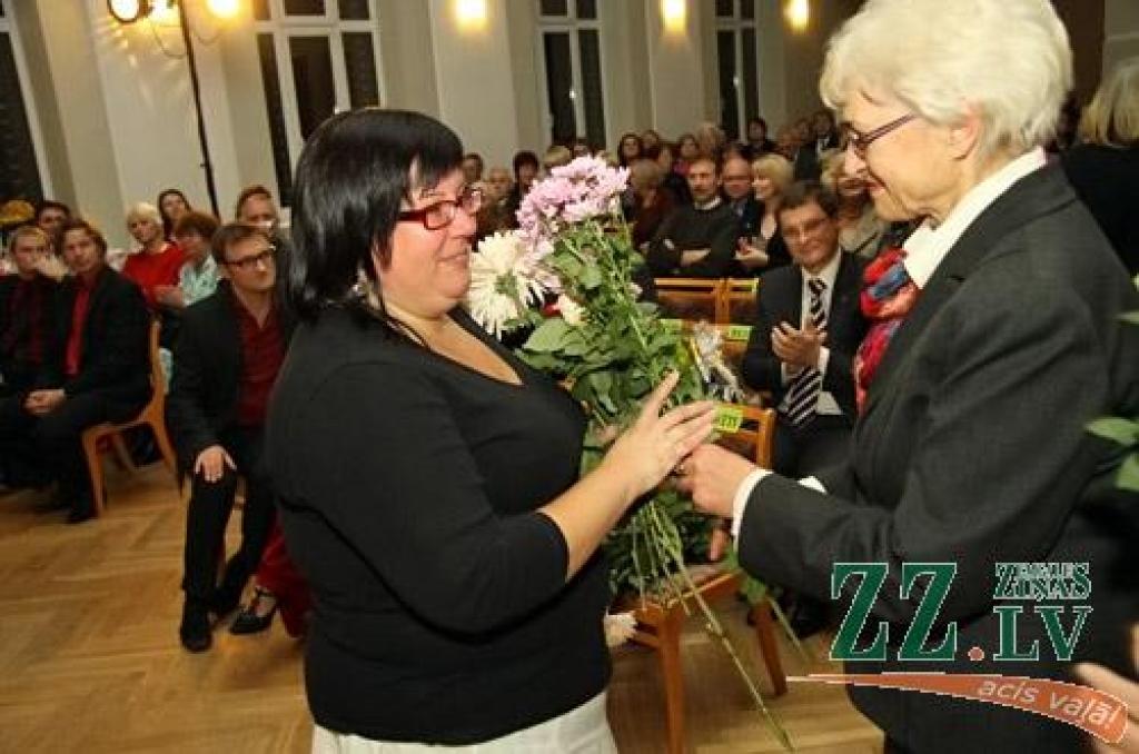 Jauktā kora «Zemgale» jubilejas koncerts sestdien notika tai pašā zālē, kur pirms 50 gadiem tā pirmais mēģinājums – Jelgavas Valsts ģimnāzijā (toreiz gan to sauca par 2. vidusskolu). 1961. gadā pie diriģenta pults bija Imants Kokars, 2011....