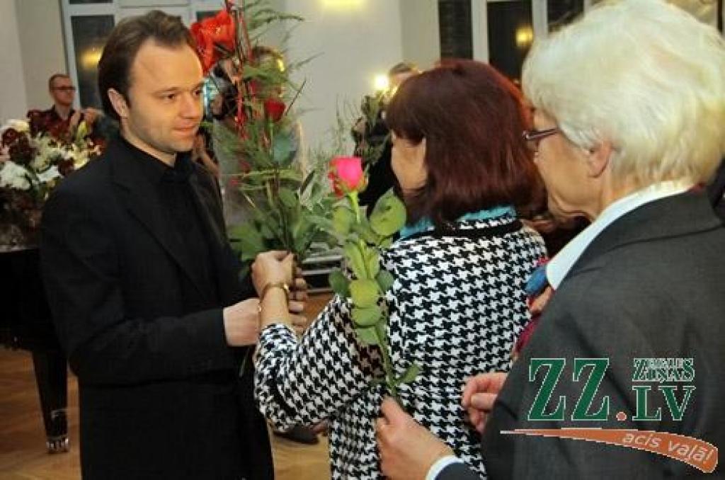 Jauktā kora «Zemgale» jubilejas koncerts sestdien notika tai pašā zālē, kur pirms 50 gadiem tā pirmais mēģinājums – Jelgavas Valsts ģimnāzijā (toreiz gan to sauca par 2. vidusskolu). 1961. gadā pie diriģenta pults bija Imants Kokars, 2011....