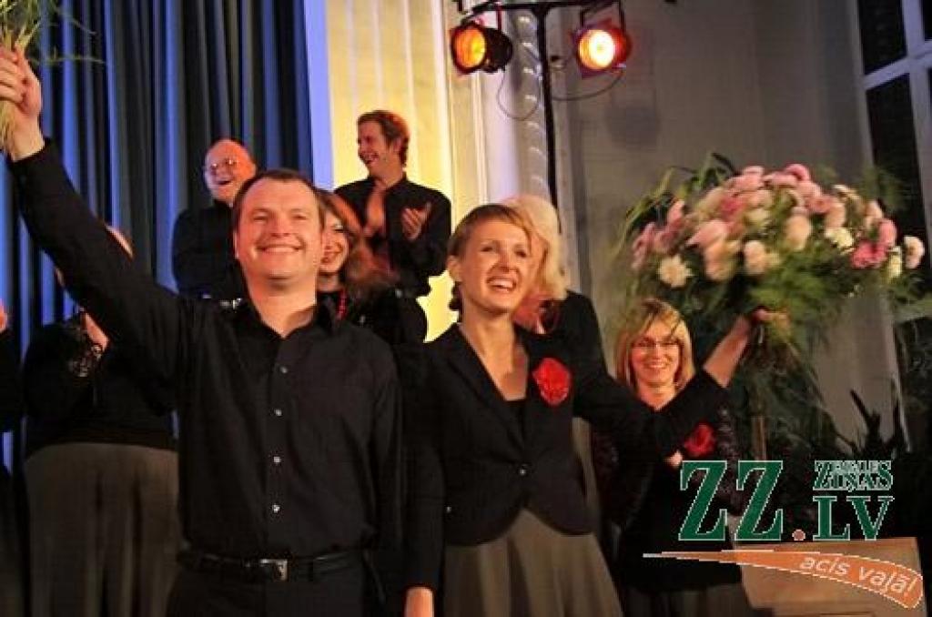 Jauktā kora «Zemgale» jubilejas koncerts sestdien notika tai pašā zālē, kur pirms 50 gadiem tā pirmais mēģinājums – Jelgavas Valsts ģimnāzijā (toreiz gan to sauca par 2. vidusskolu). 1961. gadā pie diriģenta pults bija Imants Kokars, 2011....