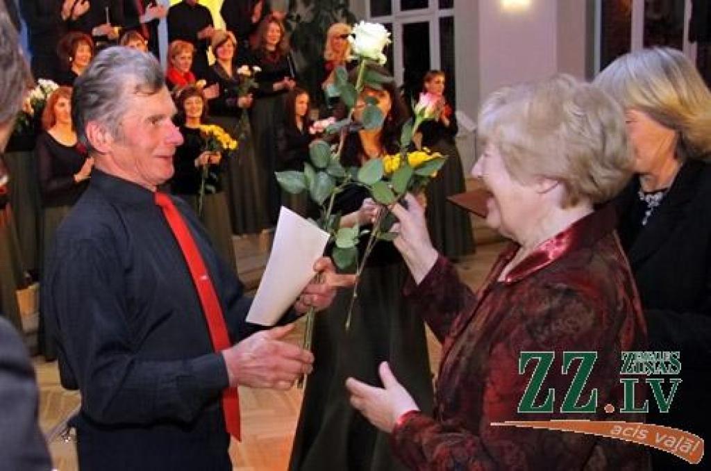 Jauktā kora «Zemgale» jubilejas koncerts sestdien notika tai pašā zālē, kur pirms 50 gadiem tā pirmais mēģinājums – Jelgavas Valsts ģimnāzijā (toreiz gan to sauca par 2. vidusskolu). 1961. gadā pie diriģenta pults bija Imants Kokars, 2011....