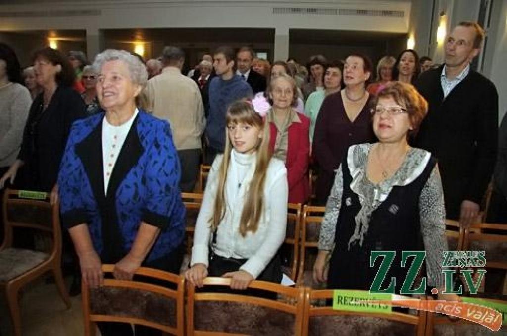 Jauktā kora «Zemgale» jubilejas koncerts sestdien notika tai pašā zālē, kur pirms 50 gadiem tā pirmais mēģinājums – Jelgavas Valsts ģimnāzijā (toreiz gan to sauca par 2. vidusskolu). 1961. gadā pie diriģenta pults bija Imants Kokars, 2011....