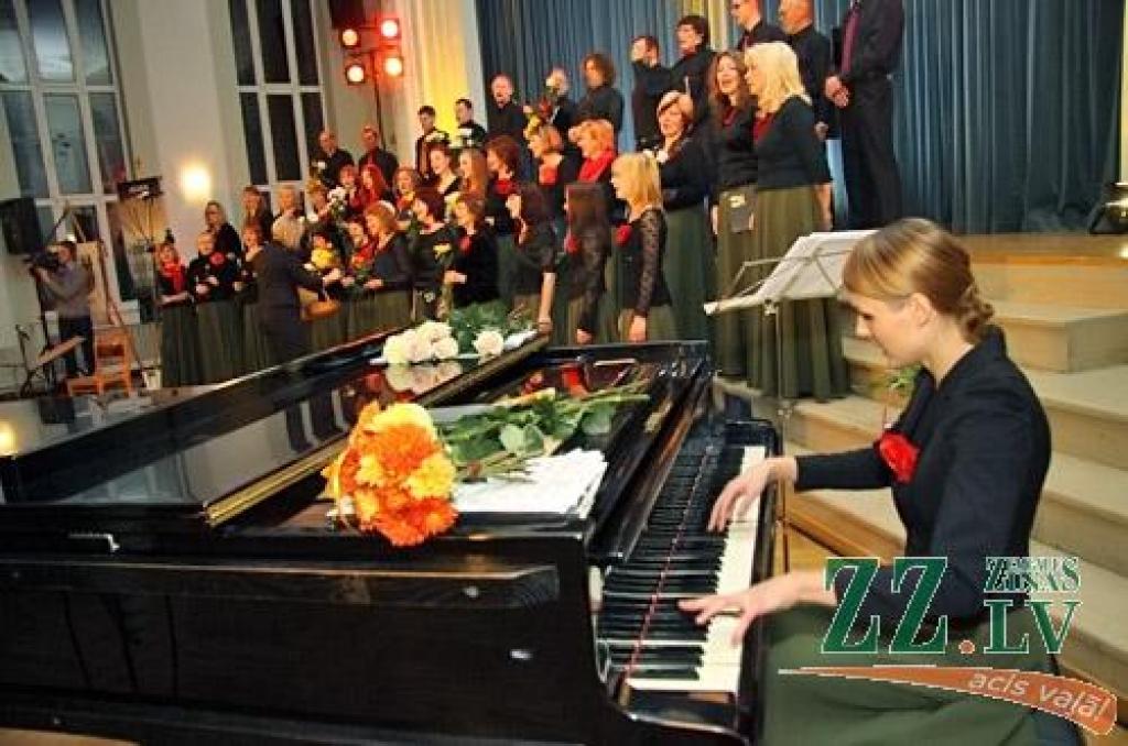 Jauktā kora «Zemgale» jubilejas koncerts sestdien notika tai pašā zālē, kur pirms 50 gadiem tā pirmais mēģinājums – Jelgavas Valsts ģimnāzijā (toreiz gan to sauca par 2. vidusskolu). 1961. gadā pie diriģenta pults bija Imants Kokars, 2011....