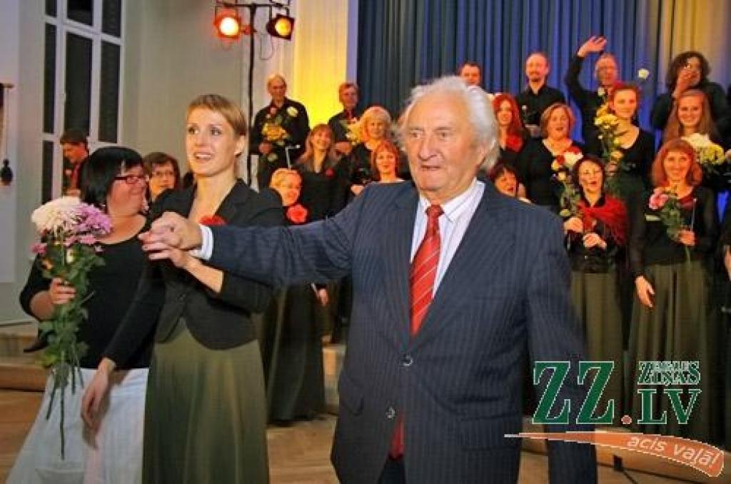 Jauktā kora «Zemgale» jubilejas koncerts sestdien notika tai pašā zālē, kur pirms 50 gadiem tā pirmais mēģinājums – Jelgavas Valsts ģimnāzijā (toreiz gan to sauca par 2. vidusskolu). 1961. gadā pie diriģenta pults bija Imants Kokars, 2011....