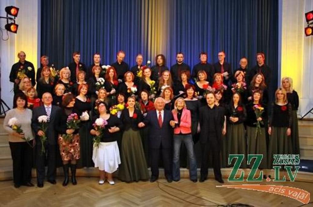 Jauktā kora «Zemgale» jubilejas koncerts sestdien notika tai pašā zālē, kur pirms 50 gadiem tā pirmais mēģinājums – Jelgavas Valsts ģimnāzijā (toreiz gan to sauca par 2. vidusskolu). 1961. gadā pie diriģenta pults bija Imants Kokars, 2011....
