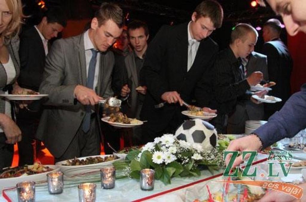 Sezonas noslēguma pasākumu, kā ierasts nu jau vairākus gadus, futbola klubs «Jelgava» rīkoja mūzikas klubā «Jelgavas krekli». Par tā saucamās «oficiālās daļas» galveno notikumu, protams, kļuva labāko futbolistu apbalvošana, kur šoreiz...
