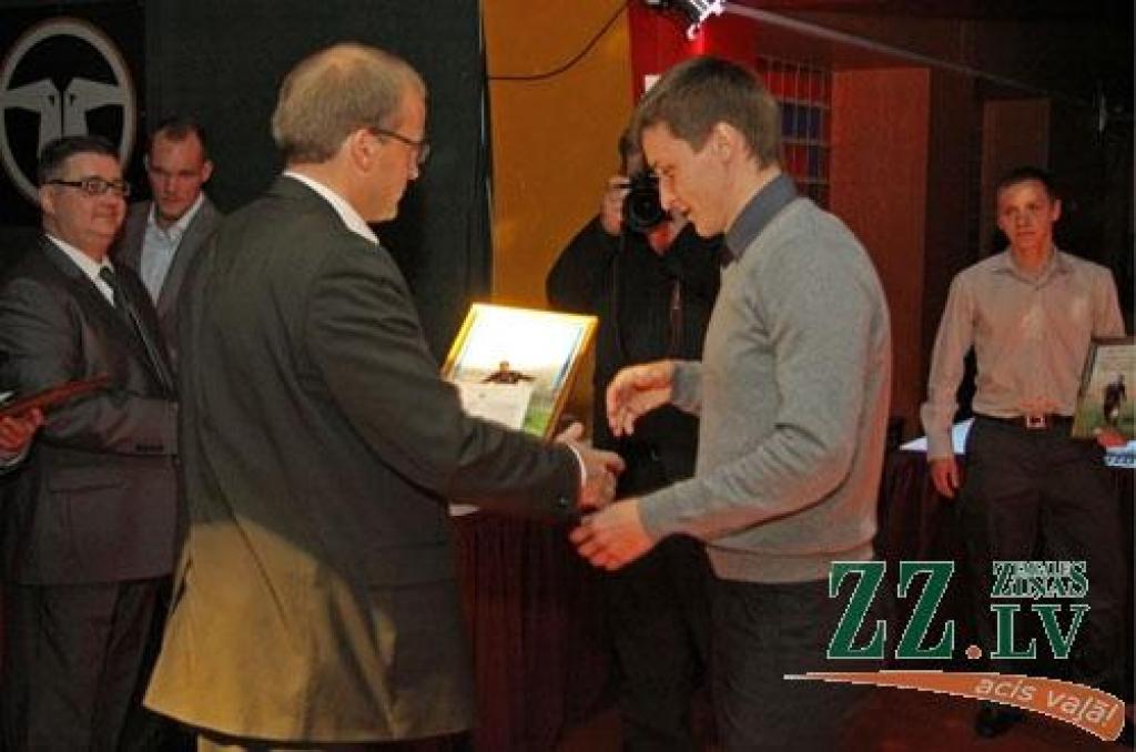 Sezonas noslēguma pasākumu, kā ierasts nu jau vairākus gadus, futbola klubs «Jelgava» rīkoja mūzikas klubā «Jelgavas krekli». Par tā saucamās «oficiālās daļas» galveno notikumu, protams, kļuva labāko futbolistu apbalvošana, kur šoreiz...