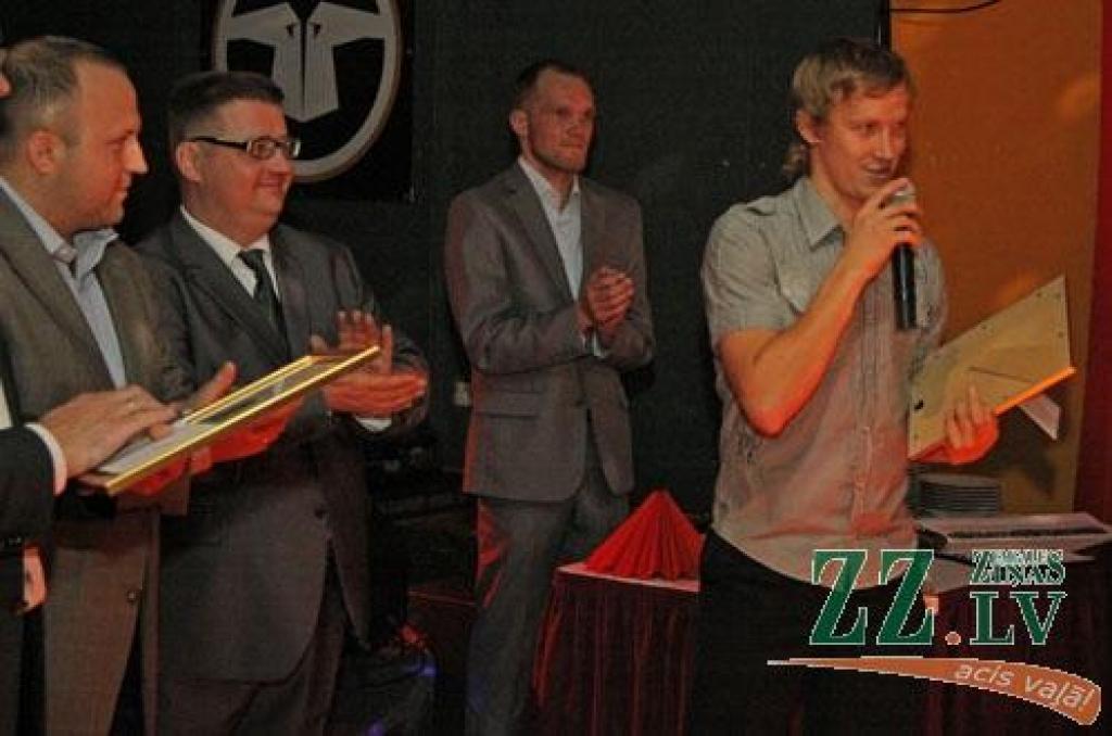 Sezonas noslēguma pasākumu, kā ierasts nu jau vairākus gadus, futbola klubs «Jelgava» rīkoja mūzikas klubā «Jelgavas krekli». Par tā saucamās «oficiālās daļas» galveno notikumu, protams, kļuva labāko futbolistu apbalvošana, kur šoreiz...