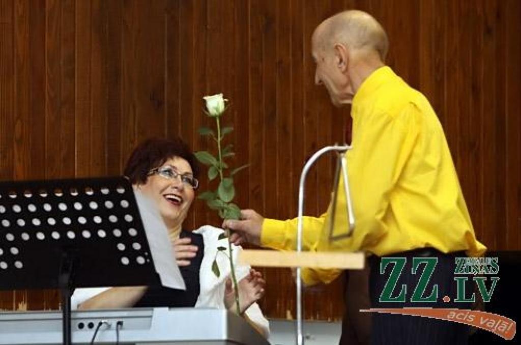 Par godu Jelgavas Mūzikas vidusskolas ilggadīgā pedagoga Kārļa Venskus (pirms mēneša Skolotāju dienā saņemts pilsētas pašvaldības Atzinības raksts par mūža ieguldījumu pedagoģiskajā darbā) 70, gadskārtai veltītajā koncertā muzicēja gan...