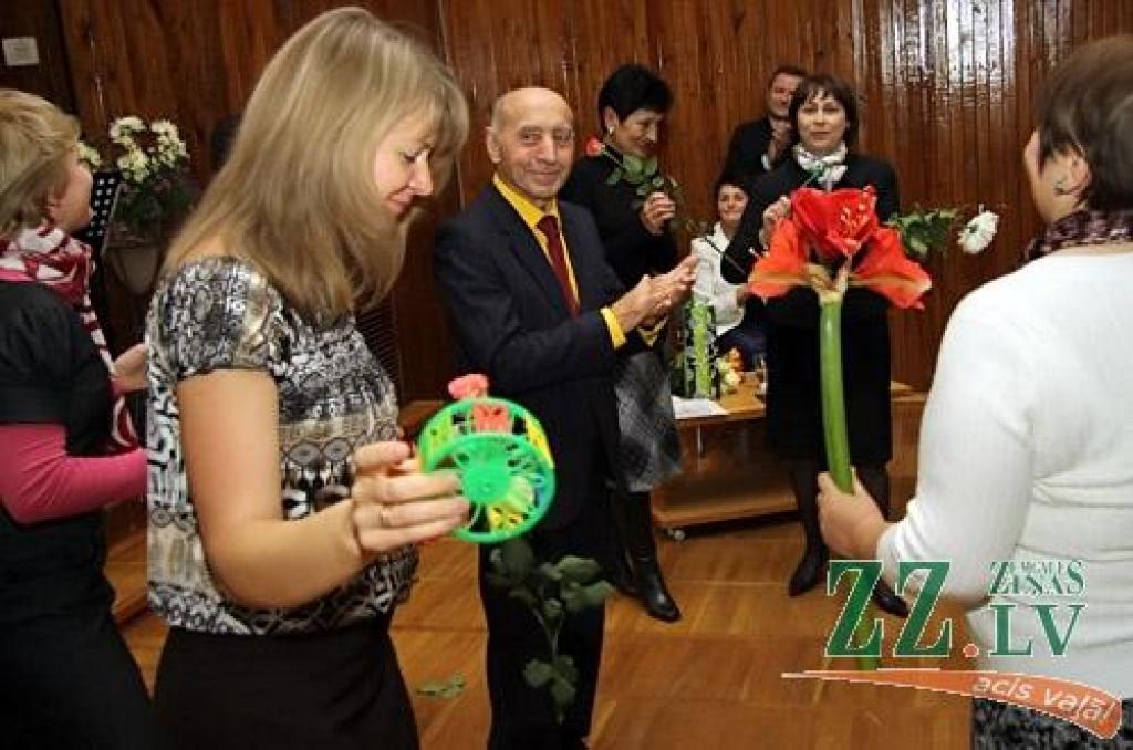 Par godu Jelgavas Mūzikas vidusskolas ilggadīgā pedagoga Kārļa Venskus (pirms mēneša Skolotāju dienā saņemts pilsētas pašvaldības Atzinības raksts par mūža ieguldījumu pedagoģiskajā darbā) 70, gadskārtai veltītajā koncertā muzicēja gan...