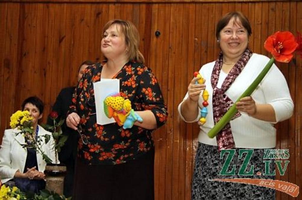 Par godu Jelgavas Mūzikas vidusskolas ilggadīgā pedagoga Kārļa Venskus (pirms mēneša Skolotāju dienā saņemts pilsētas pašvaldības Atzinības raksts par mūža ieguldījumu pedagoģiskajā darbā) 70, gadskārtai veltītajā koncertā muzicēja gan...