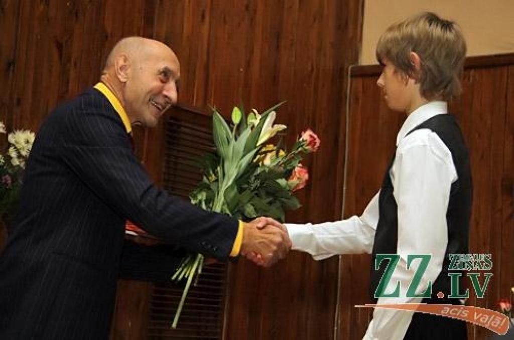 Par godu Jelgavas Mūzikas vidusskolas ilggadīgā pedagoga Kārļa Venskus (pirms mēneša Skolotāju dienā saņemts pilsētas pašvaldības Atzinības raksts par mūža ieguldījumu pedagoģiskajā darbā) 70, gadskārtai veltītajā koncertā muzicēja gan...