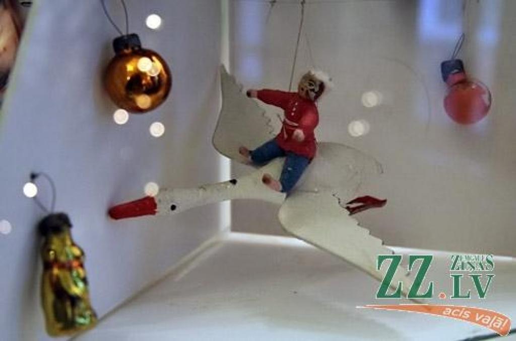 Vēl jaunajā gadā Ģederta Eliasa Jelgavas Vēstures un mākslas muzejā būs skatāma Ziemassvētku eglīšu rotājumu izstāde, kas daudziem jelgavniekiem atgādinās par bērnības un jaunības gadiem.
Čiekurus, lāstekas, sēnītes un citas interesantas...