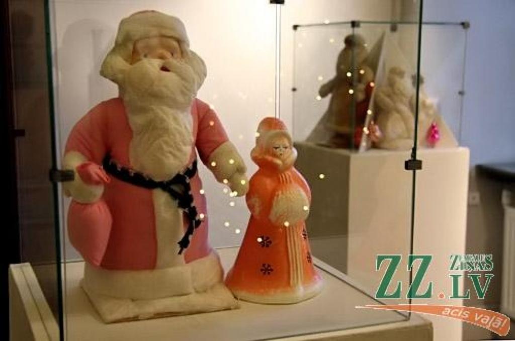 Vēl jaunajā gadā Ģederta Eliasa Jelgavas Vēstures un mākslas muzejā būs skatāma Ziemassvētku eglīšu rotājumu izstāde, kas daudziem jelgavniekiem atgādinās par bērnības un jaunības gadiem.
Čiekurus, lāstekas, sēnītes un citas interesantas...