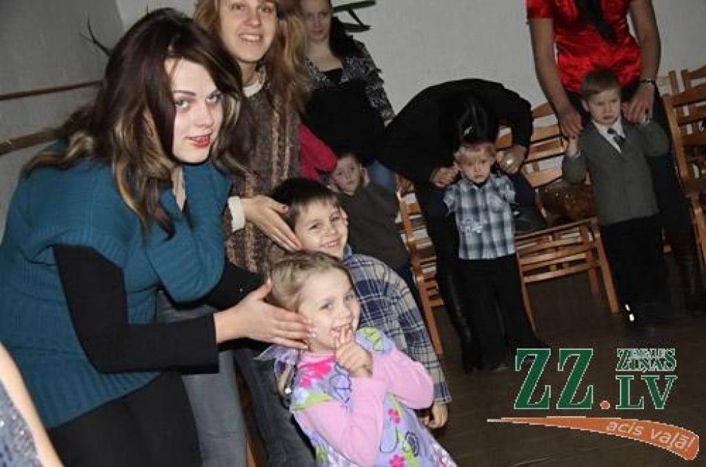 Ar sirsnīgu stāstu par zaķu ģimeni, kurā cits citu mīl «tik tālu, kā līdz mežam un atpakaļ», acu un ausu mazgāšanu, dāvanām un īstu pikošanos savus Ziemassvētkus nosvinējuši Jelgavas Vakara (maiņu) vidusskolas audzēkņu mazie bērni.