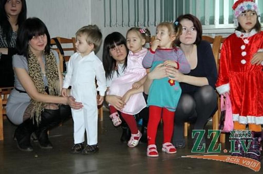 Ar sirsnīgu stāstu par zaķu ģimeni, kurā cits citu mīl «tik tālu, kā līdz mežam un atpakaļ», acu un ausu mazgāšanu, dāvanām un īstu pikošanos savus Ziemassvētkus nosvinējuši Jelgavas Vakara (maiņu) vidusskolas audzēkņu mazie bērni.
