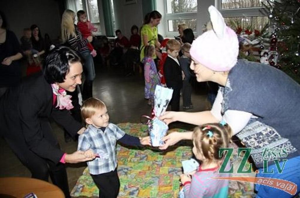 Ar sirsnīgu stāstu par zaķu ģimeni, kurā cits citu mīl «tik tālu, kā līdz mežam un atpakaļ», acu un ausu mazgāšanu, dāvanām un īstu pikošanos savus Ziemassvētkus nosvinējuši Jelgavas Vakara (maiņu) vidusskolas audzēkņu mazie bērni.
