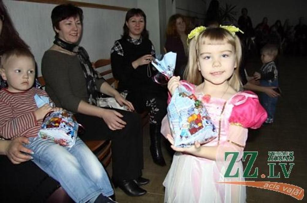 Ar sirsnīgu stāstu par zaķu ģimeni, kurā cits citu mīl «tik tālu, kā līdz mežam un atpakaļ», acu un ausu mazgāšanu, dāvanām un īstu pikošanos savus Ziemassvētkus nosvinējuši Jelgavas Vakara (maiņu) vidusskolas audzēkņu mazie bērni.