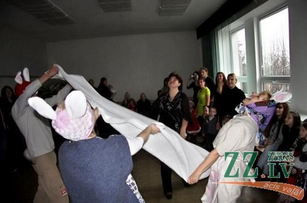 Ar sirsnīgu stāstu par zaķu ģimeni, kurā cits citu mīl «tik tālu, kā līdz mežam un atpakaļ», acu un ausu mazgāšanu, dāvanām un īstu pikošanos savus Ziemassvētkus nosvinējuši Jelgavas Vakara (maiņu) vidusskolas audzēkņu mazie bērni.