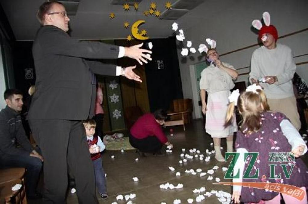 Ar sirsnīgu stāstu par zaķu ģimeni, kurā cits citu mīl «tik tālu, kā līdz mežam un atpakaļ», acu un ausu mazgāšanu, dāvanām un īstu pikošanos savus Ziemassvētkus nosvinējuši Jelgavas Vakara (maiņu) vidusskolas audzēkņu mazie bērni.