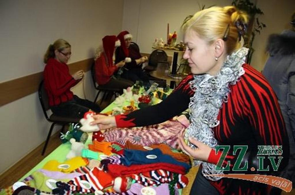 Siltas zeķes un rotaslietas pirms Ziemassvētkiem varēja iegādāties labdarības tirdziņā Sociālo lietu pārvaldē.
Dienas centra «Integra», grupu dzīvokļu un Pusceļa mājas iemītnieki jelgavniekiem bija sagādājuši dažādus jaukus un mīļus...