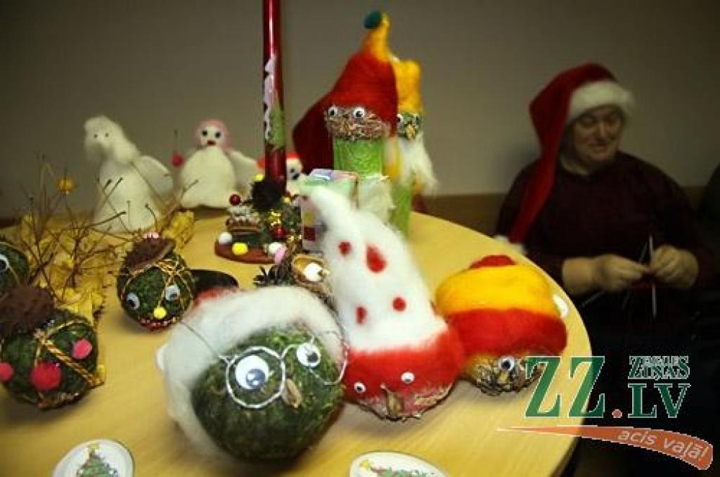Siltas zeķes un rotaslietas pirms Ziemassvētkiem varēja iegādāties labdarības tirdziņā Sociālo lietu pārvaldē.
Dienas centra «Integra», grupu dzīvokļu un Pusceļa mājas iemītnieki jelgavniekiem bija sagādājuši dažādus jaukus un mīļus...