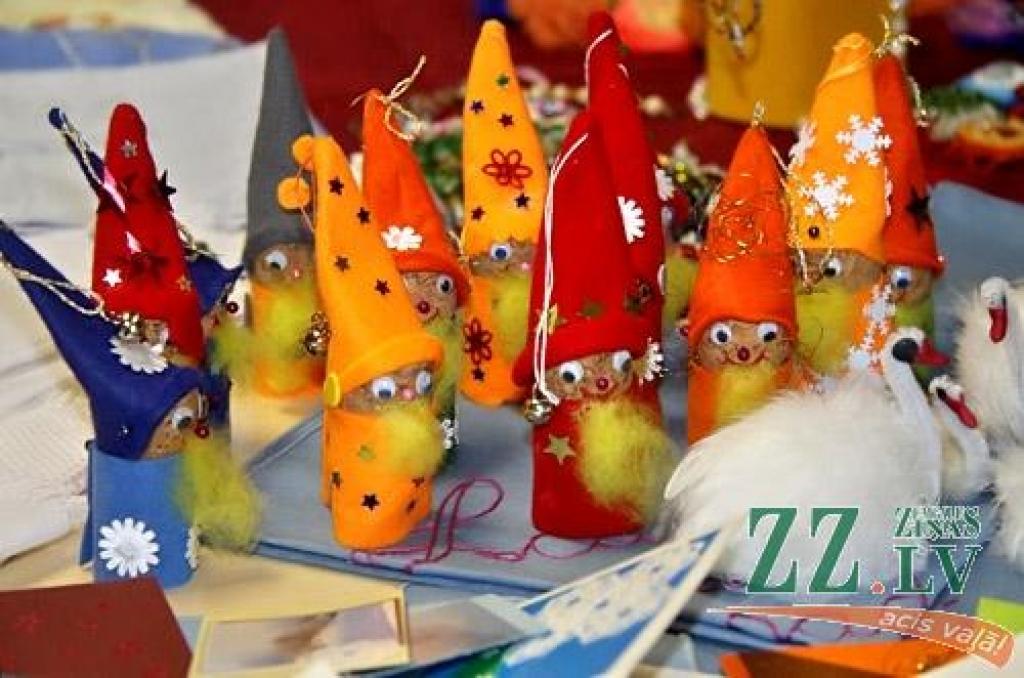 Siltas zeķes un rotaslietas pirms Ziemassvētkiem varēja iegādāties labdarības tirdziņā Sociālo lietu pārvaldē.
Dienas centra «Integra», grupu dzīvokļu un Pusceļa mājas iemītnieki jelgavniekiem bija sagādājuši dažādus jaukus un mīļus...