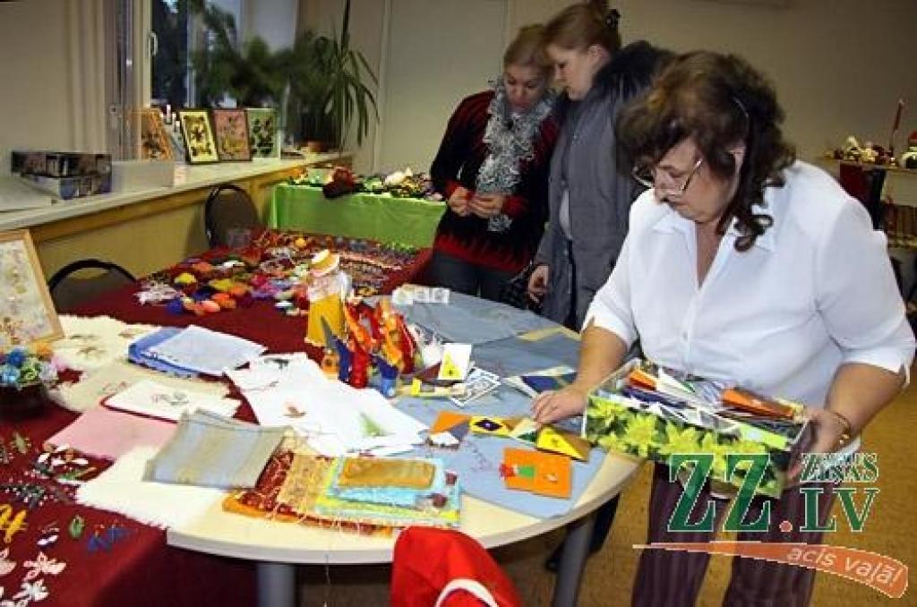 Siltas zeķes un rotaslietas pirms Ziemassvētkiem varēja iegādāties labdarības tirdziņā Sociālo lietu pārvaldē.
Dienas centra «Integra», grupu dzīvokļu un Pusceļa mājas iemītnieki jelgavniekiem bija sagādājuši dažādus jaukus un mīļus...