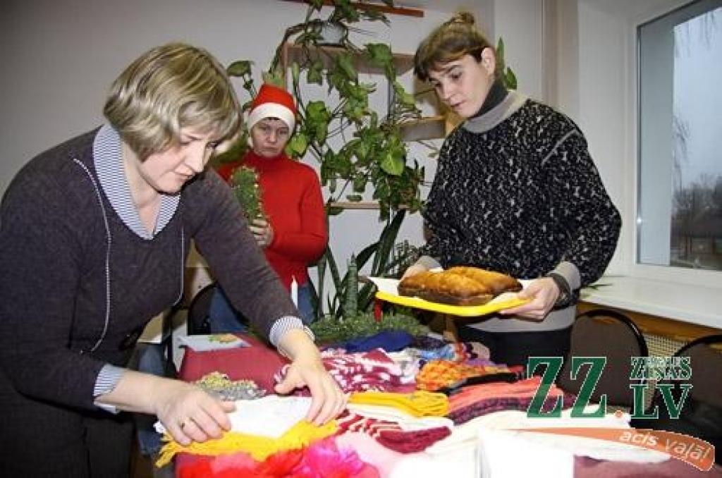 Siltas zeķes un rotaslietas pirms Ziemassvētkiem varēja iegādāties labdarības tirdziņā Sociālo lietu pārvaldē.
Dienas centra «Integra», grupu dzīvokļu un Pusceļa mājas iemītnieki jelgavniekiem bija sagādājuši dažādus jaukus un mīļus...