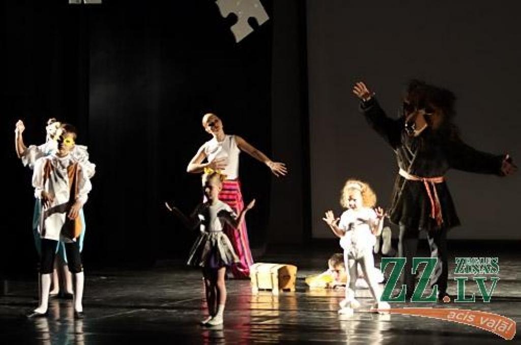 Bērnu un jauniešu deju kolektīvs «Vēja zirdziņš» sestdien Jelgavas kultūras namā rādīja pirmo no Ziemassvētkiem paredzētā kocertuzveduma «Pasaka pasakā».Vēl viens uzvedums paredzēts tās pašas dienas vakarā, bet uz labdarības...