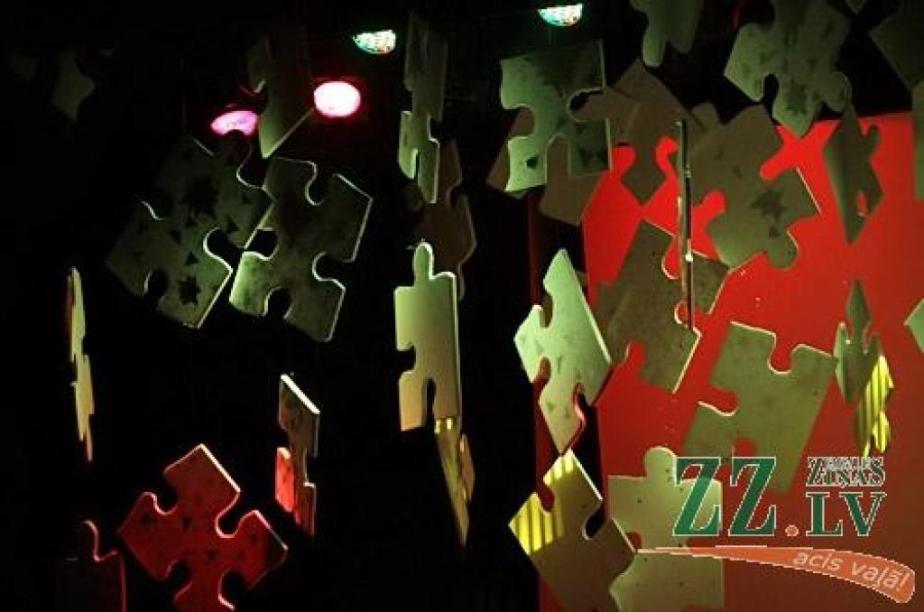 Bērnu un jauniešu deju kolektīvs «Vēja zirdziņš» sestdien Jelgavas kultūras namā rādīja pirmo no Ziemassvētkiem paredzētā kocertuzveduma «Pasaka pasakā».Vēl viens uzvedums paredzēts tās pašas dienas vakarā, bet uz labdarības...