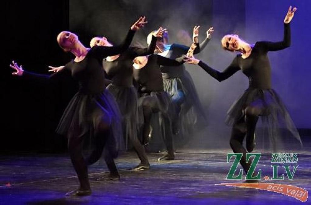 Bērnu un jauniešu deju kolektīvs «Vēja zirdziņš» sestdien Jelgavas kultūras namā rādīja pirmo no Ziemassvētkiem paredzētā kocertuzveduma «Pasaka pasakā».Vēl viens uzvedums paredzēts tās pašas dienas vakarā, bet uz labdarības...