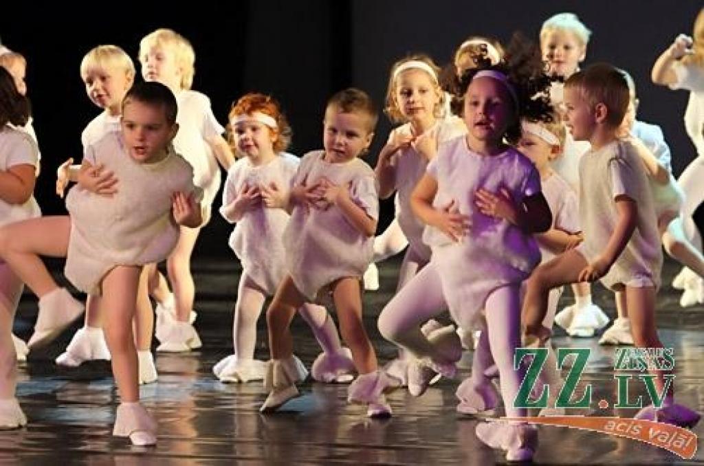 Bērnu un jauniešu deju kolektīvs «Vēja zirdziņš» sestdien Jelgavas kultūras namā rādīja pirmo no Ziemassvētkiem paredzētā kocertuzveduma «Pasaka pasakā».Vēl viens uzvedums paredzēts tās pašas dienas vakarā, bet uz labdarības...