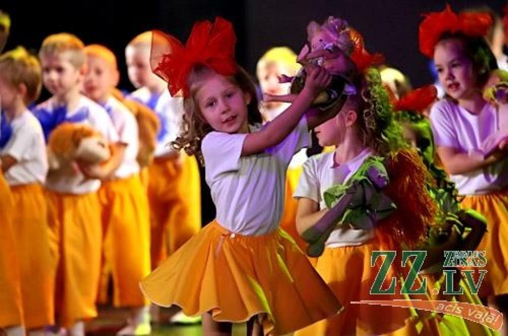 Bērnu un jauniešu deju kolektīvs «Vēja zirdziņš» sestdien Jelgavas kultūras namā rādīja pirmo no Ziemassvētkiem paredzētā kocertuzveduma «Pasaka pasakā».Vēl viens uzvedums paredzēts tās pašas dienas vakarā, bet uz labdarības...