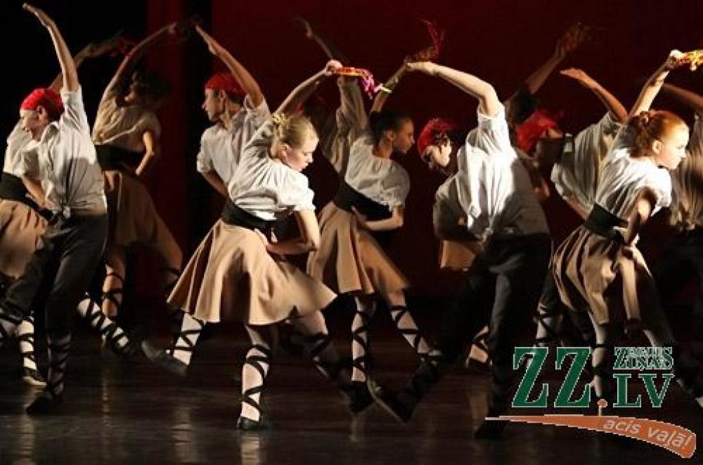 Bērnu un jauniešu deju kolektīvs «Vēja zirdziņš» sestdien Jelgavas kultūras namā rādīja pirmo no Ziemassvētkiem paredzētā kocertuzveduma «Pasaka pasakā».Vēl viens uzvedums paredzēts tās pašas dienas vakarā, bet uz labdarības...