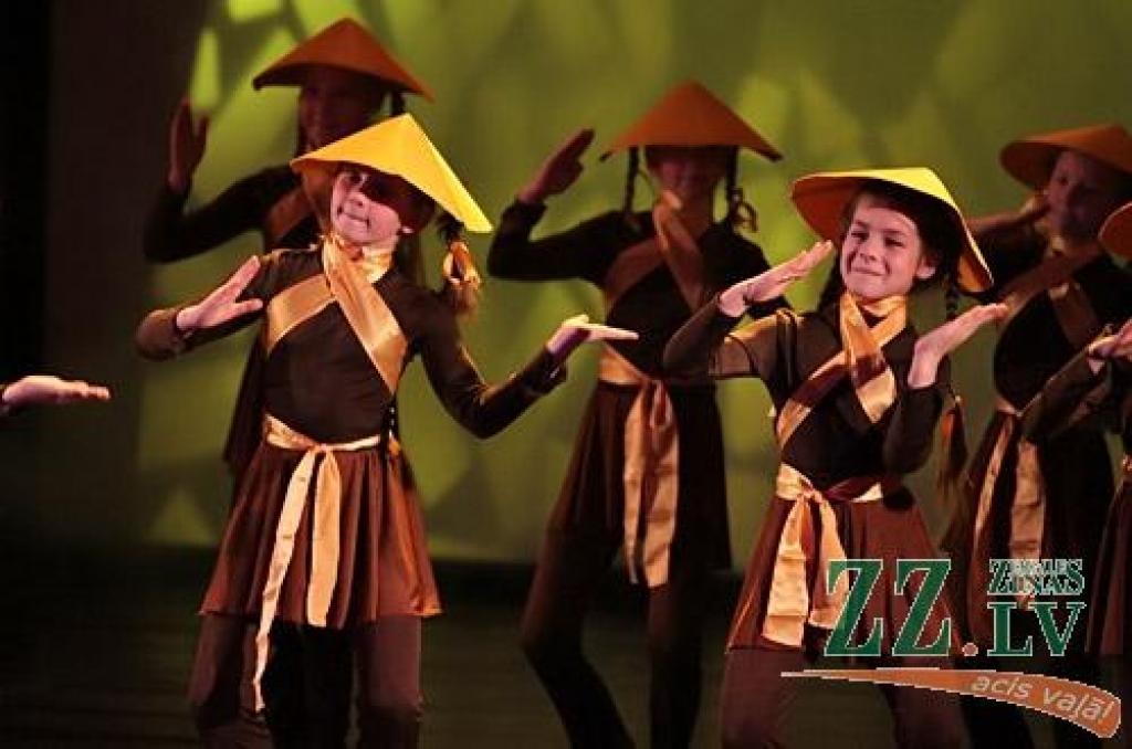 Bērnu un jauniešu deju kolektīvs «Vēja zirdziņš» sestdien Jelgavas kultūras namā rādīja pirmo no Ziemassvētkiem paredzētā kocertuzveduma «Pasaka pasakā».Vēl viens uzvedums paredzēts tās pašas dienas vakarā, bet uz labdarības...