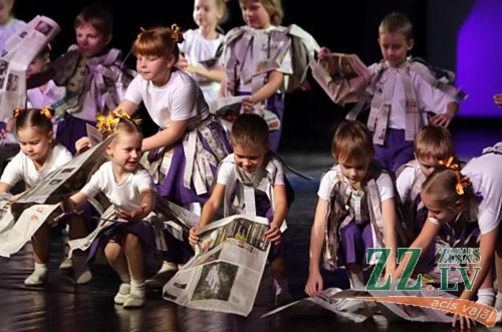 Bērnu un jauniešu deju kolektīvs «Vēja zirdziņš» sestdien Jelgavas kultūras namā rādīja pirmo no Ziemassvētkiem paredzētā kocertuzveduma «Pasaka pasakā».Vēl viens uzvedums paredzēts tās pašas dienas vakarā, bet uz labdarības...