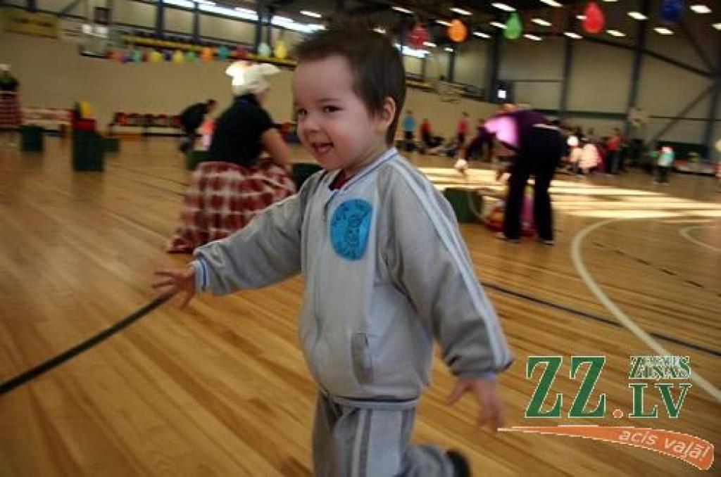 Jelgavas Sporta hallē aizvadīti 20. pirmsskolas bērnu sporta svētki «Heijā, heijā, pulkā nāc!», ko ar Sporta servisa centra atbalstu organizē pilsētas bērnudārzu audzinātājas. Visu iepriekšējo un arī šāgada scenārija autore, pirmsskolas...