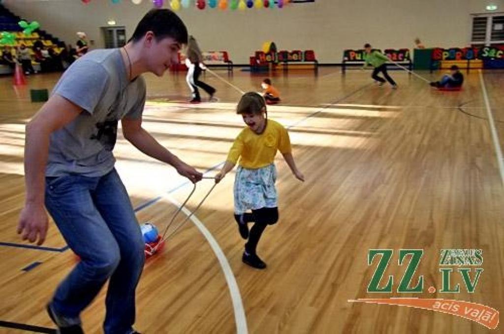 Jelgavas Sporta hallē aizvadīti 20. pirmsskolas bērnu sporta svētki «Heijā, heijā, pulkā nāc!», ko ar Sporta servisa centra atbalstu organizē pilsētas bērnudārzu audzinātājas. Visu iepriekšējo un arī šāgada scenārija autore, pirmsskolas...