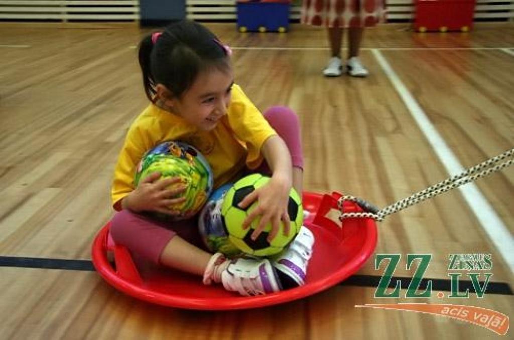 Jelgavas Sporta hallē aizvadīti 20. pirmsskolas bērnu sporta svētki «Heijā, heijā, pulkā nāc!», ko ar Sporta servisa centra atbalstu organizē pilsētas bērnudārzu audzinātājas. Visu iepriekšējo un arī šāgada scenārija autore, pirmsskolas...