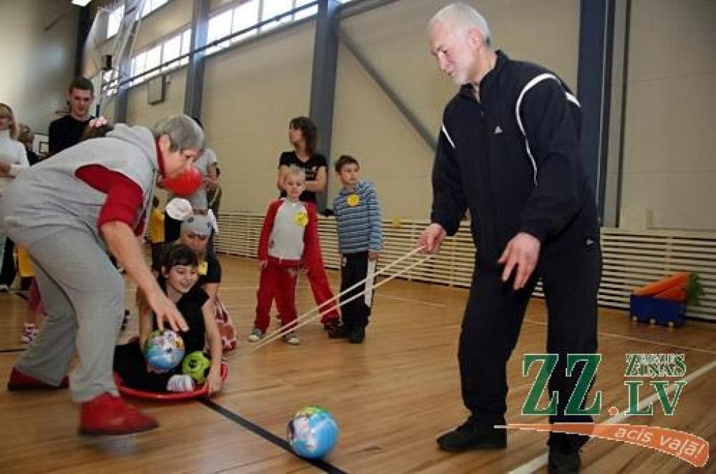 Jelgavas Sporta hallē aizvadīti 20. pirmsskolas bērnu sporta svētki «Heijā, heijā, pulkā nāc!», ko ar Sporta servisa centra atbalstu organizē pilsētas bērnudārzu audzinātājas. Visu iepriekšējo un arī šāgada scenārija autore, pirmsskolas...