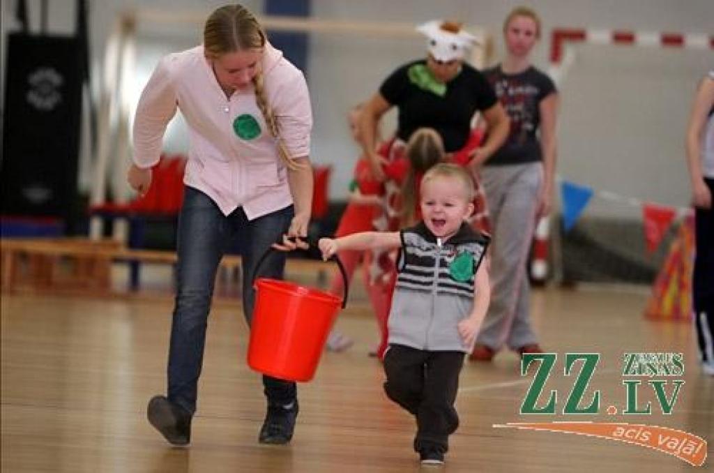 Jelgavas Sporta hallē aizvadīti 20. pirmsskolas bērnu sporta svētki «Heijā, heijā, pulkā nāc!», ko ar Sporta servisa centra atbalstu organizē pilsētas bērnudārzu audzinātājas. Visu iepriekšējo un arī šāgada scenārija autore, pirmsskolas...