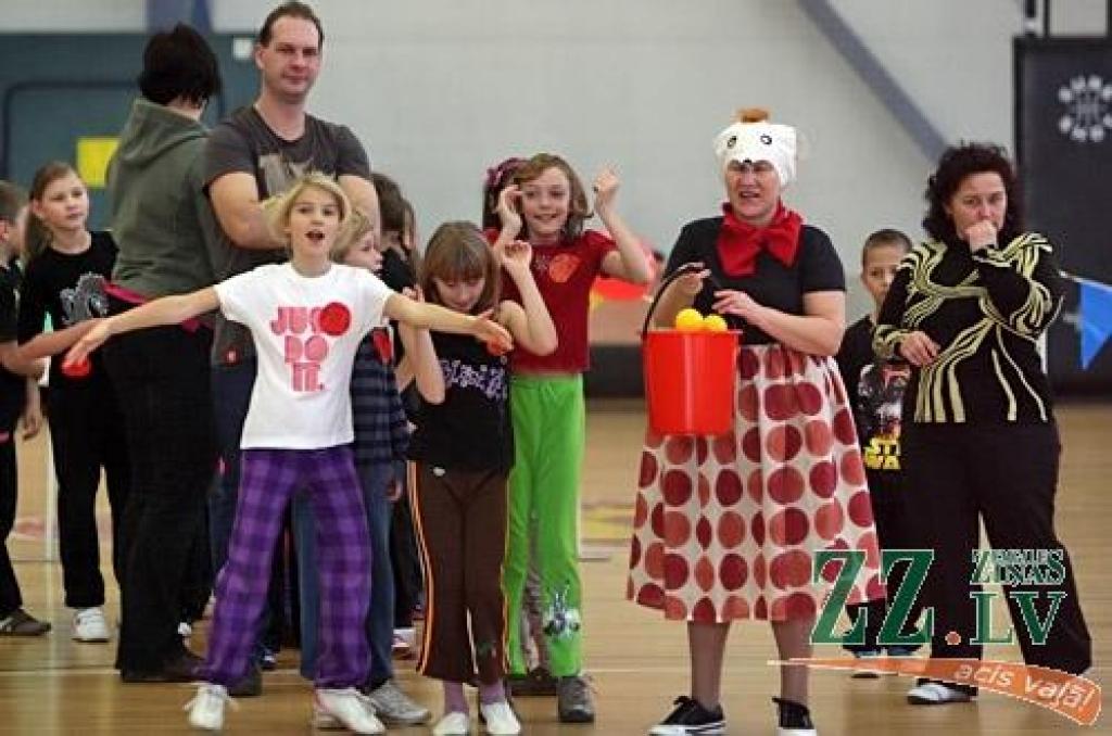 Jelgavas Sporta hallē aizvadīti 20. pirmsskolas bērnu sporta svētki «Heijā, heijā, pulkā nāc!», ko ar Sporta servisa centra atbalstu organizē pilsētas bērnudārzu audzinātājas. Visu iepriekšējo un arī šāgada scenārija autore, pirmsskolas...