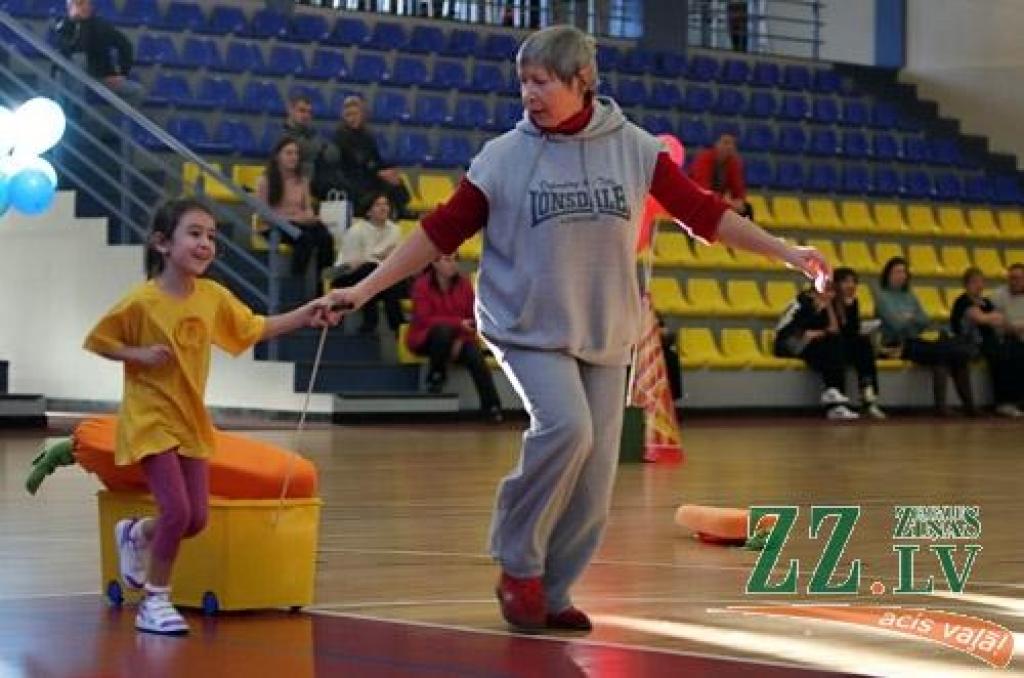 Jelgavas Sporta hallē aizvadīti 20. pirmsskolas bērnu sporta svētki «Heijā, heijā, pulkā nāc!», ko ar Sporta servisa centra atbalstu organizē pilsētas bērnudārzu audzinātājas. Visu iepriekšējo un arī šāgada scenārija autore, pirmsskolas...