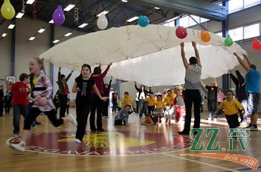 Jelgavas Sporta hallē aizvadīti 20. pirmsskolas bērnu sporta svētki «Heijā, heijā, pulkā nāc!», ko ar Sporta servisa centra atbalstu organizē pilsētas bērnudārzu audzinātājas. Visu iepriekšējo un arī šāgada scenārija autore, pirmsskolas...