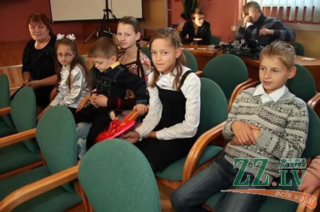 Jelgavas novada pašvaldība šodien rīkoja jau par tradīciju kļuvušo pateicības pasākumu audžuģimenēm un aizbildņiem Jelgavas novadā. Šogad ģimenes sveiktas ceturto reizi.
Jelgavas novadā ir 11 audžuģimeņu un 70 aizbildņu, kuri nodrošina...