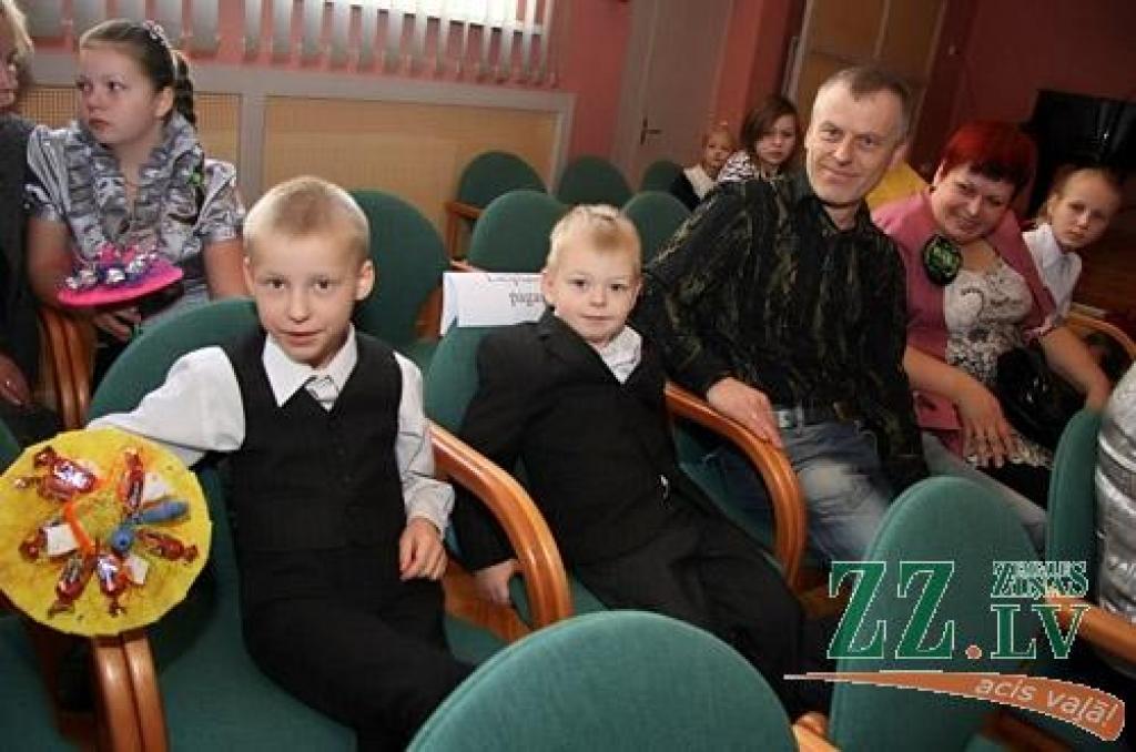 Jelgavas novada pašvaldība šodien rīkoja jau par tradīciju kļuvušo pateicības pasākumu audžuģimenēm un aizbildņiem Jelgavas novadā. Šogad ģimenes sveiktas ceturto reizi.
Jelgavas novadā ir 11 audžuģimeņu un 70 aizbildņu, kuri nodrošina...