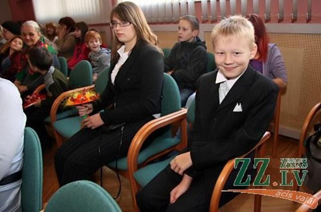 Jelgavas novada pašvaldība šodien rīkoja jau par tradīciju kļuvušo pateicības pasākumu audžuģimenēm un aizbildņiem Jelgavas novadā. Šogad ģimenes sveiktas ceturto reizi.
Jelgavas novadā ir 11 audžuģimeņu un 70 aizbildņu, kuri nodrošina...