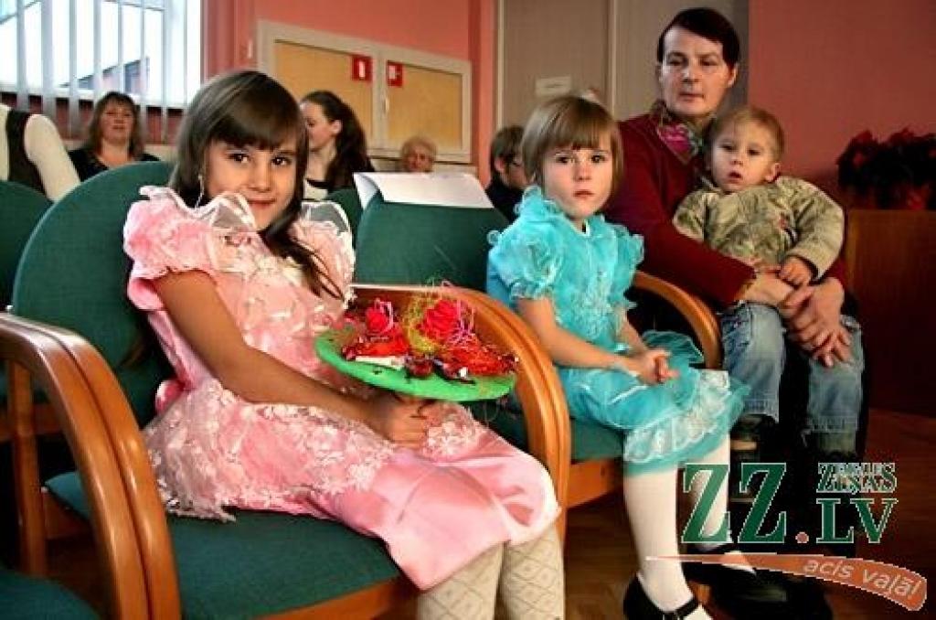Jelgavas novada pašvaldība šodien rīkoja jau par tradīciju kļuvušo pateicības pasākumu audžuģimenēm un aizbildņiem Jelgavas novadā. Šogad ģimenes sveiktas ceturto reizi.
Jelgavas novadā ir 11 audžuģimeņu un 70 aizbildņu, kuri nodrošina...