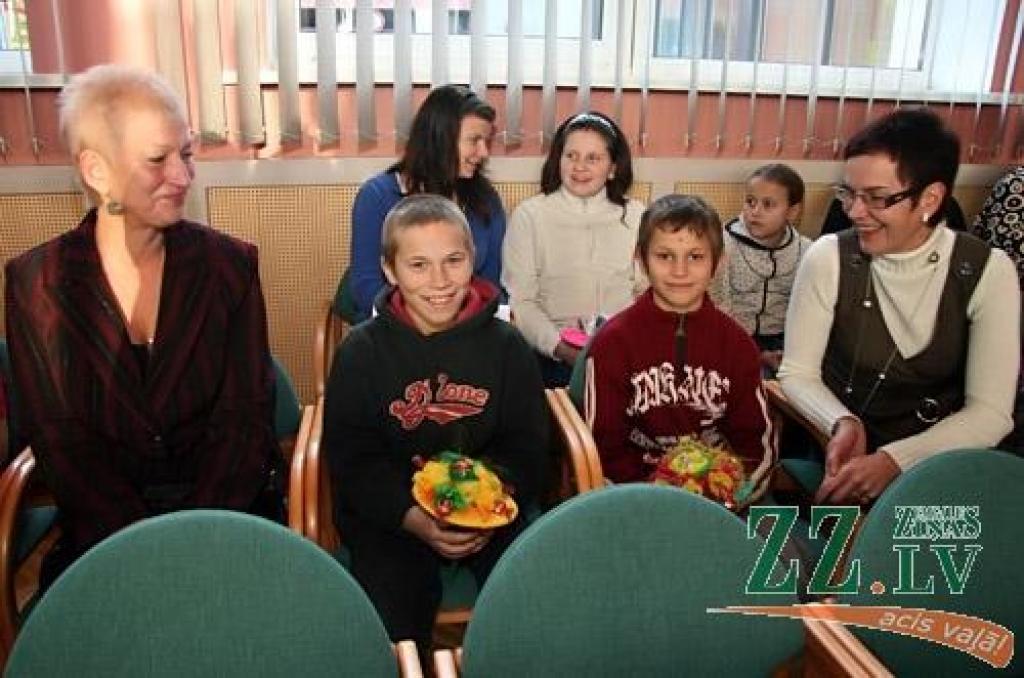Jelgavas novada pašvaldība šodien rīkoja jau par tradīciju kļuvušo pateicības pasākumu audžuģimenēm un aizbildņiem Jelgavas novadā. Šogad ģimenes sveiktas ceturto reizi.
Jelgavas novadā ir 11 audžuģimeņu un 70 aizbildņu, kuri nodrošina...